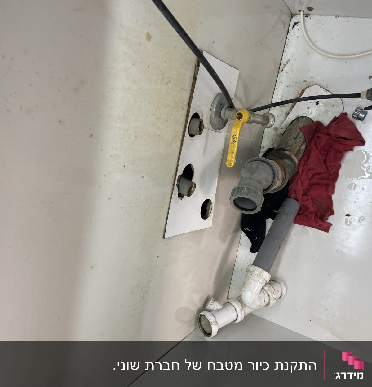 צינורות מתחת לכיור עם ברז צהוב